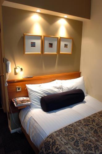 The Manor 3* Hillingdon